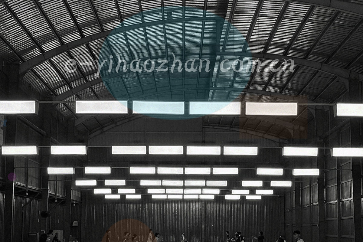 深空黑背景上发光的连接节点，电子蓝与琥珀金线条交汇成网络